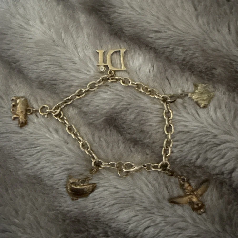 DIAMONDS INTERNATIONAL CHARM BRACLET WITH 5 CHARMS (Fully assembled)